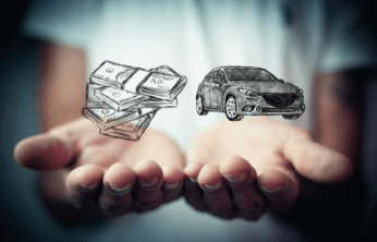 Ausgestreckte Hände mit Geld und Auto Symbo