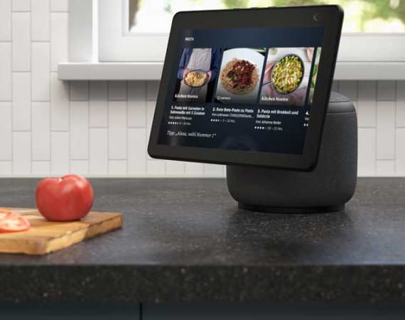 Echo Show 10 ist das Top-Modell unter den Amazon Smart Displays und besitzt einen schwenkbaren Bildschirm