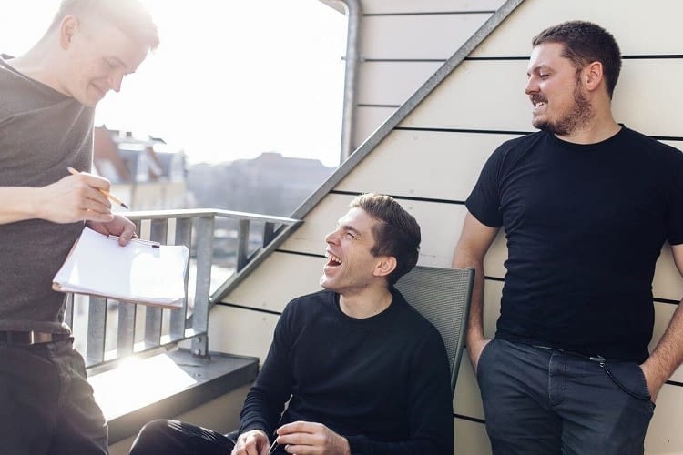 Senic-Gründer Felix Christmann, Tobias Eichenwald und Philip Michaelides beim entdigitalisierten Brainstormen