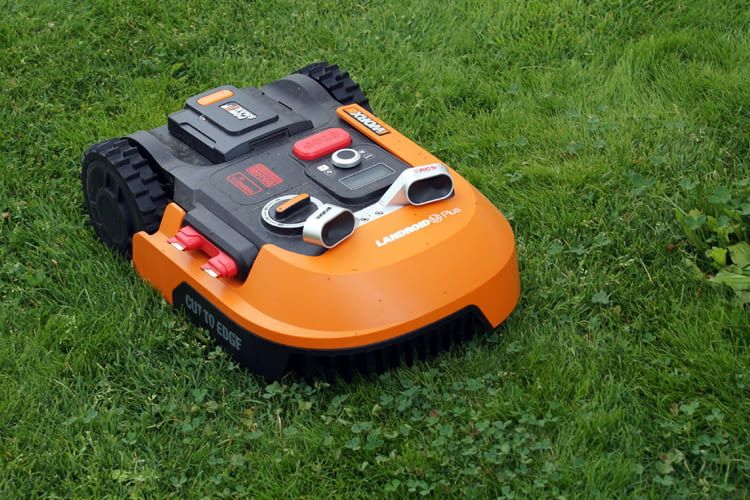 Mähroboter sorgen durch automatische Rasenpflege für mehr Freizeit