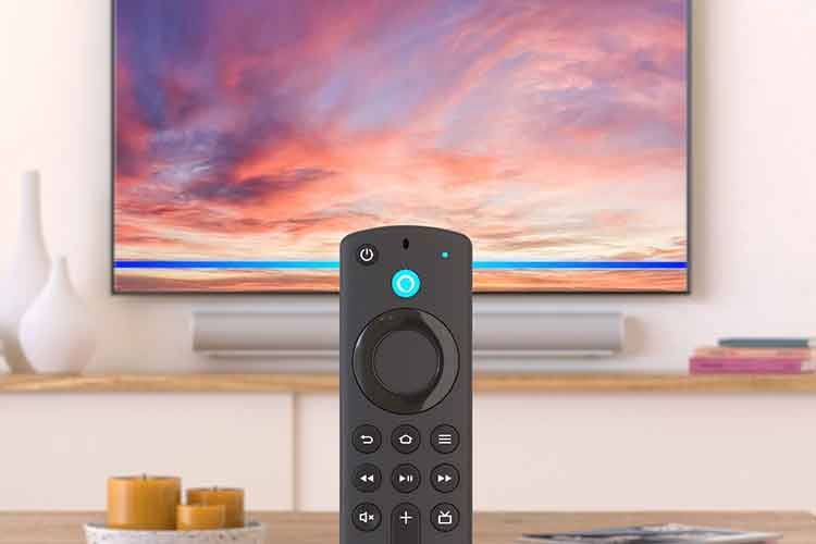 Amazon Fire TV Stick Max mit Wi-Fi 6 Unterstützung stellt einen echten Generationssprung dar. Im Bild die Alexa-Fernbedienung