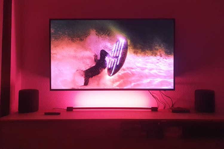 Die Philips Hue Play Gradient Light Tube sorgt für eine tolle TV-Hintergrundbeleuchtung