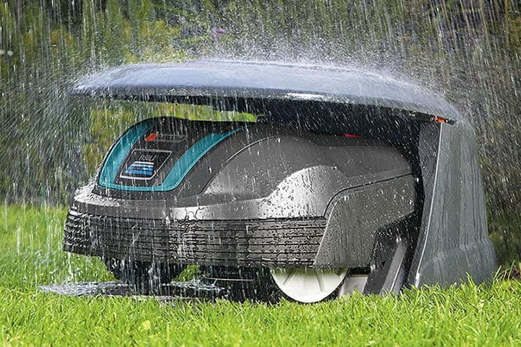 Mähroboter halten viel aus, aber eine Mähroboter Garage wie die von GARDENA hilft beim Werterhalt