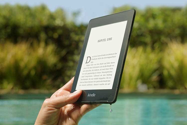 Amazon Kindle Paperwhite ist ein eBook-Reader, der auch einen Fall ins Wasser ohne Schaden übersteht