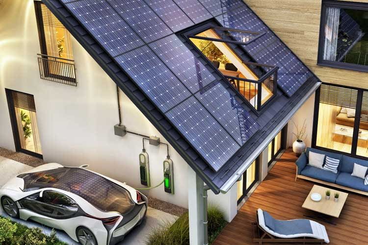 Mit einer PV-Anlage kann ein E-Auto praktisch mit eigener Solarenergie aufgeladen werden