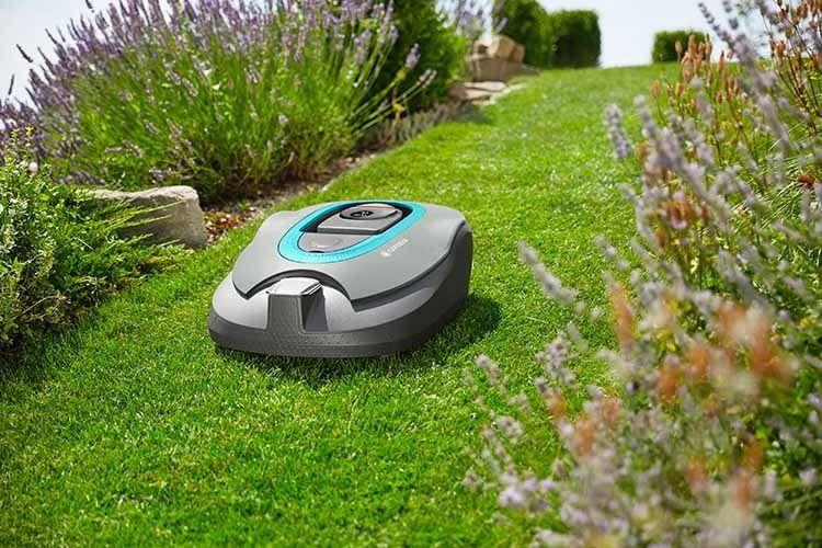 Sorgt für perfekten Rasen und neidische Blicke von den Nachbarn: Mähroboter GARDENA smart SILENO+ Set