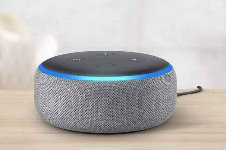 Amazon Echo Dot 3 fügt sich mit seinem flachen Puck-Design dezent in die Wohnlandschaft ein