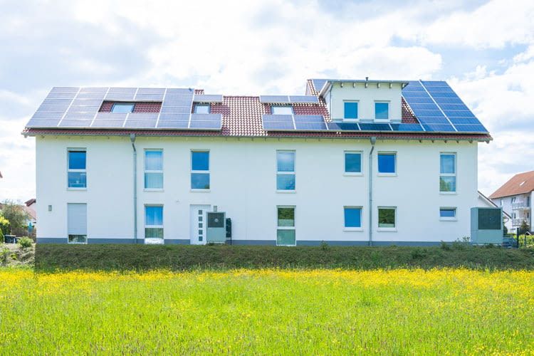 Wir erklären, was bei der Installation einer Photovoltaikanlage im Mehrfamilienhaus zu beachten ist.