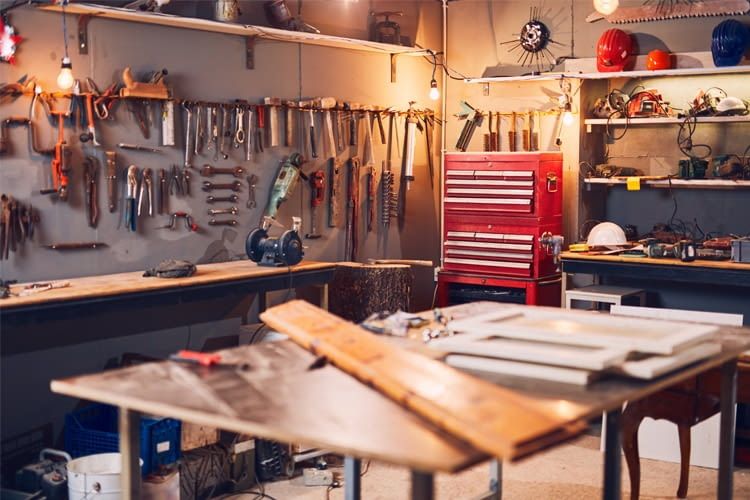 In einer Werkstatt lagern oft hochwertige Arbeitsgeräte