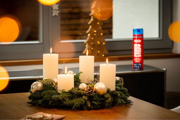 Die Kerzen von einem Adventskranz können schlecht befestigt und unbeobachtet schnell zur Brandgefahr werden