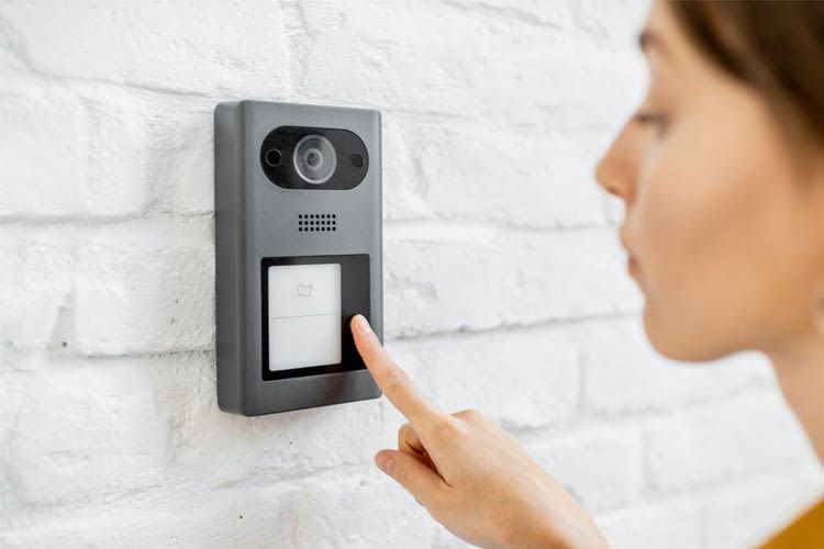 Eine intelligente WLAN-Türklingel kann Familienmitglieder automatisch erkennen