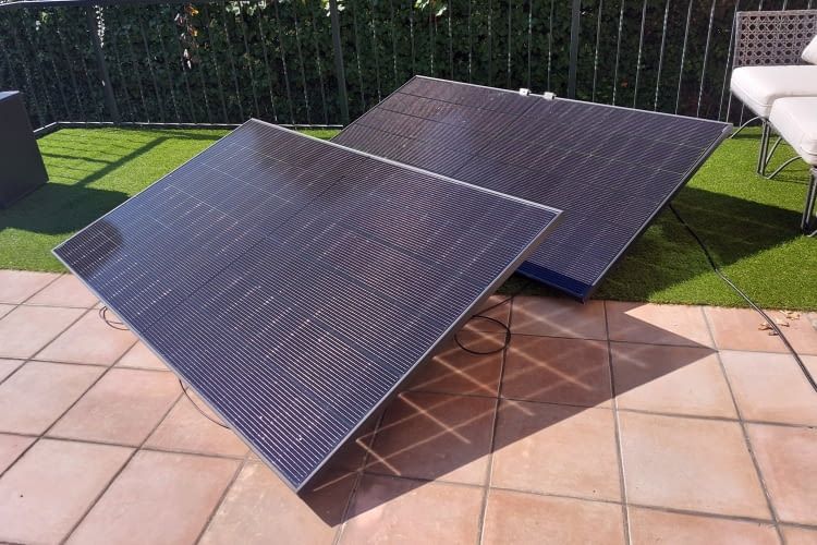 Diese beiden Solarmodulen erzeugen gemeinsam bis zu 1000 Watt
