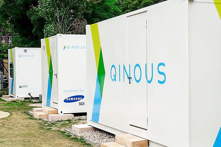 QINOUS Energieversorgungssysteme: Batterie, Wechselrichter, Klimaanlage und Steuerung in einem Gehäuse