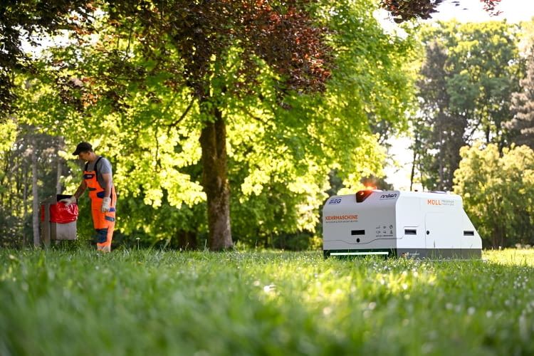 Der Müllroboter entlastet die Profis bei der Parkreinigung