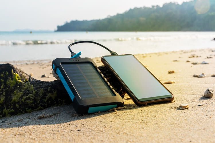 Ein Solar-Ladegerät ist ideal für Camper, Wanderer oder Beachfans