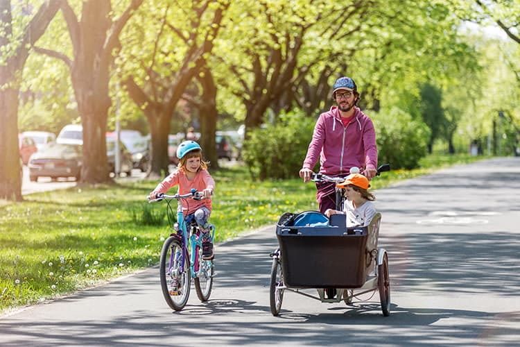 Insbesondere für Familien mit Kindern eignen sich Lastenfahrräder als umweltschonendes, flexibles Fortbewegungsmittel