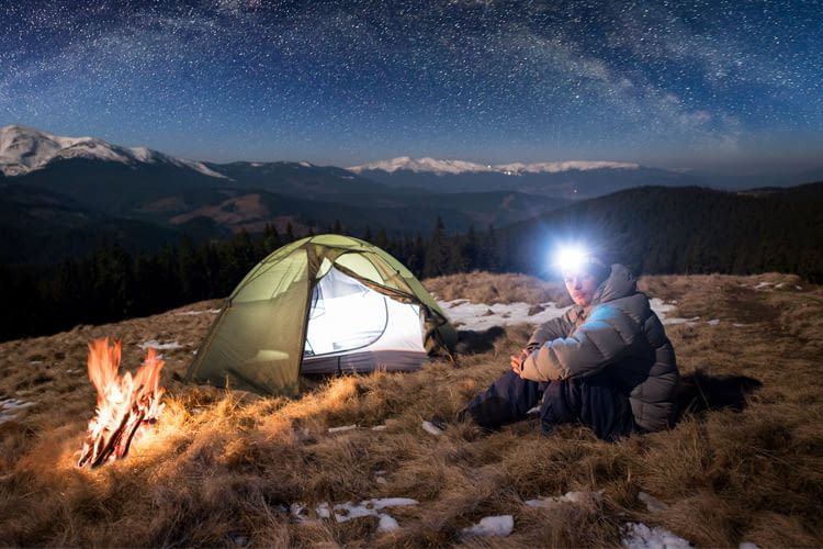 Eine Campinglampe macht Abenteuerurlaube komfortabler und sicherer
