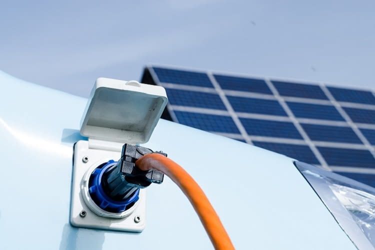 Das Elektroauto mit Solarstrom laden - Umwelt schonen und Kosten senken