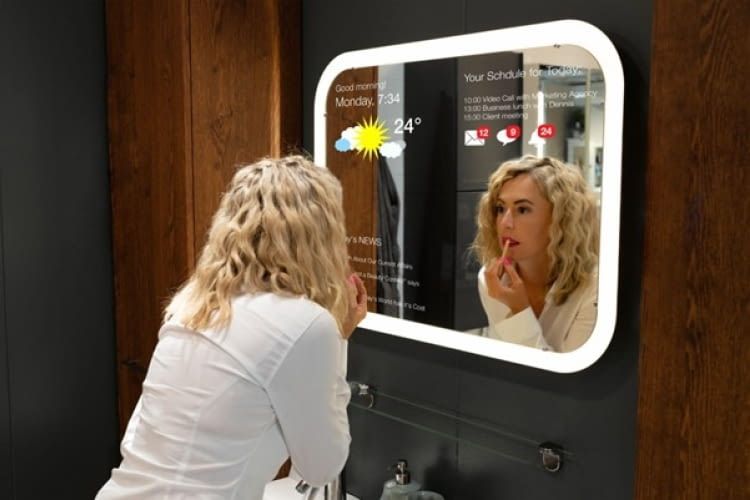 Moderne LED-Spiegel bringen Licht, Uhrzeit, Wetter und oft sogar Musik ins Badezimmer – ganz ohne zusätzlichen Platzbedarf