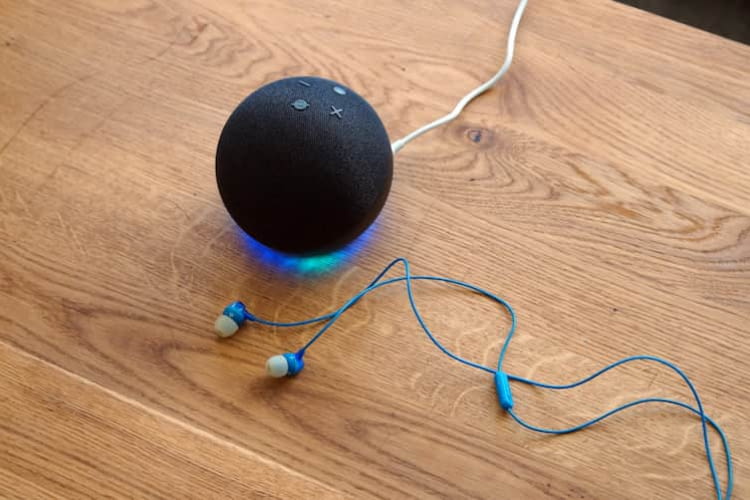 Echo Dot 4 mit Kopfhören