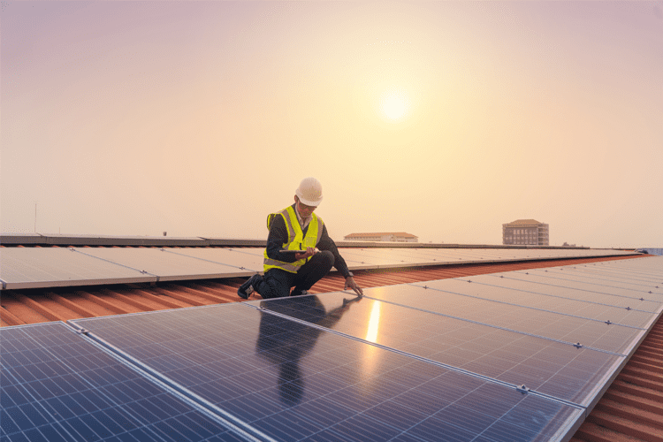 Wir erklären warum es wichtig ist die PV-Anlage zu warten und worauf man achten muss.