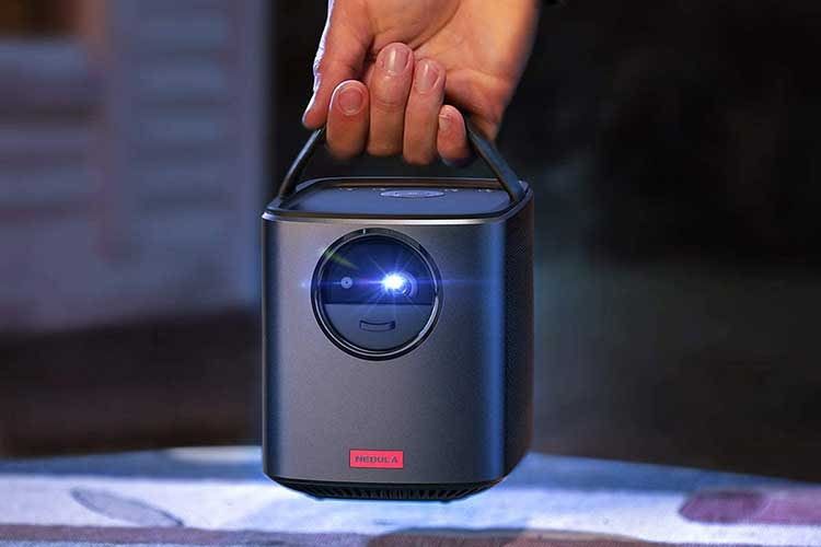 Ist es eine Laterne? Nein, es ist der mobile Mini Beamer Anker NEBULA Mars II
