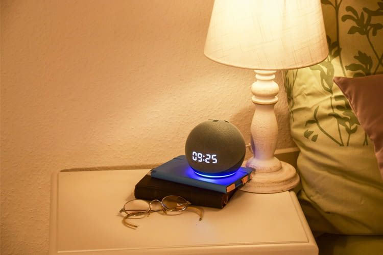 Wir haben Echo Dot mit Uhr in der Praxis getestet und wurden positiv überrascht
