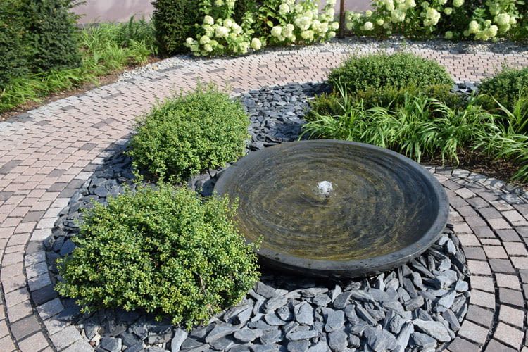 Ein Gartenbrunnen ist für viele Naturliebhaber ein wichtiger Wohlfühlfaktor