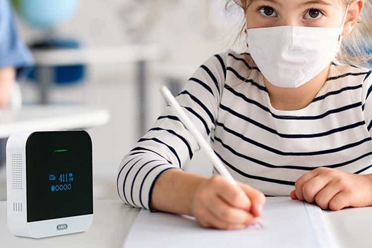 Der CO2-Warnmelder ABUS AirSecure hilft, die Infektionsgefahr in Innenräumen zu verringern