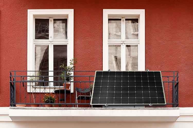 Die priLight 45° Balkon Solaranlage von priwatt eignet sich aufgrund ihrer Leichtbauweise sehr gut für kleine Balkons