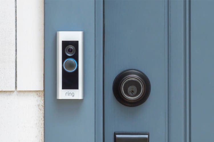 Die Ring Video Doorbell bewacht rundum die Uhr die Haustür