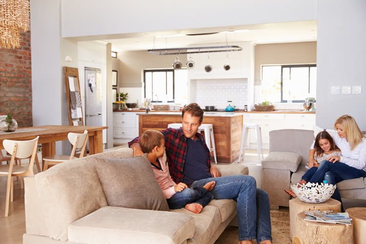 Mit Amazon Echo lassen sich alle Lampen auch vom Sofa auf Abruf gleichzeitig steuern