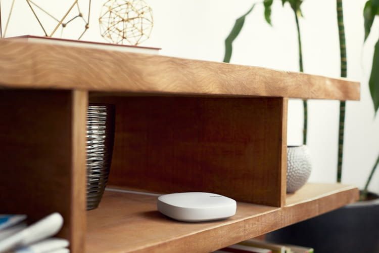 Dank schickem Design integriert sich der Samsungs Connect Home WLAN-Mesh-Router dezent in die Wohnlandschaft