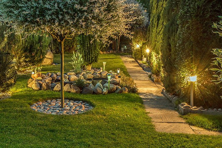 Smarte Gartenbeleuchtung sorgt für schöne Highlights im Außenbereich