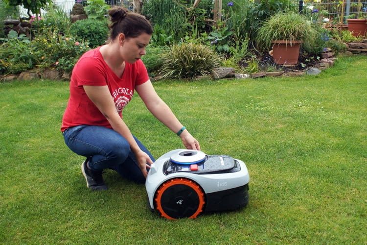 Wir installieren regelmäßig Mähroboter in unseren Test-Gärten