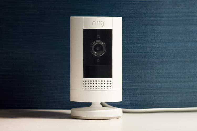 Mit der Ring Stick Up Cam Plug-In können Nutzer günstig die Sicherheit von ihrem zu Hause erhöhen