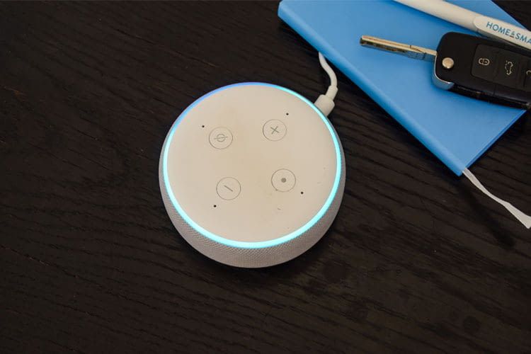 Der Echo Lautsprecher leuchtet blau, wenn Alexa zuhört und Anfragen bearbeitet