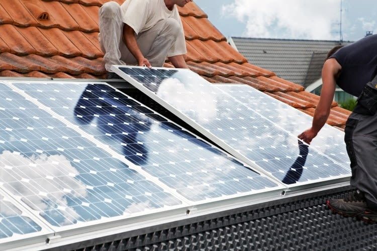 Mit Photovoltaik kann eine Dachsanierung Kosten zurückgewinnen