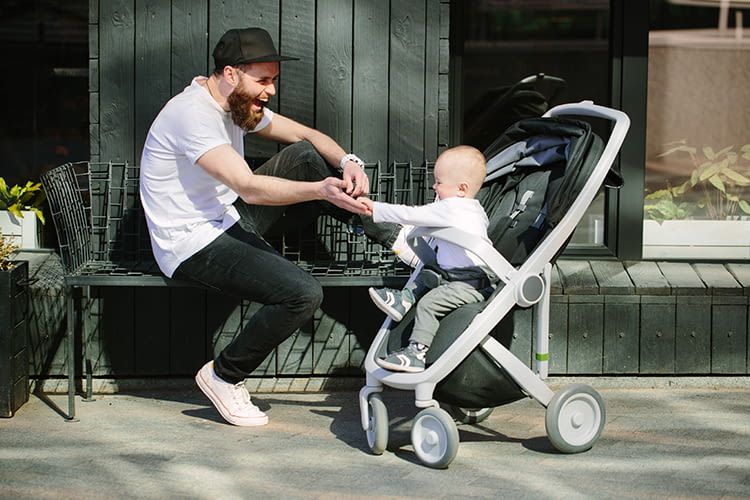 Ein starkes Team: Vater und Sohn beim Ausflug mit dem Kinderwagen