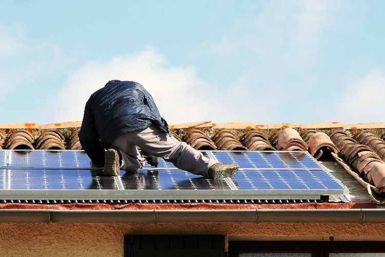 Ein Solarteuer installiert eine PV Anlage