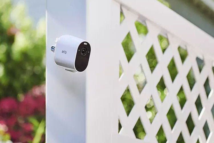 Die kabellose Arlo Essential Spotlight Kamera ist für drinnen und draußen geeignet
