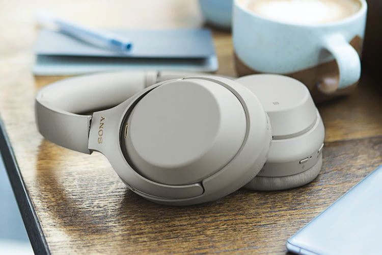 Mit Active Noise Cancelling Kopfhörern lässt es sich auch in einem vollen Cafe gut arbeiten
