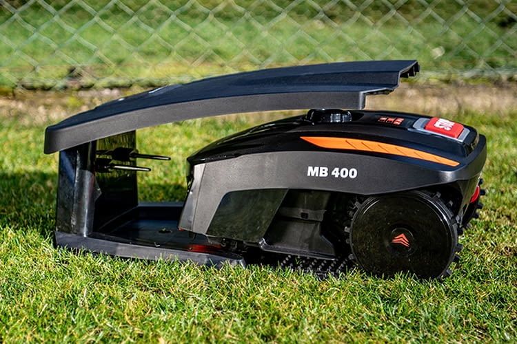 Der ALDI Mähroboter wird mit einer passenden Garage zum Schutz vor Nässe geliefert