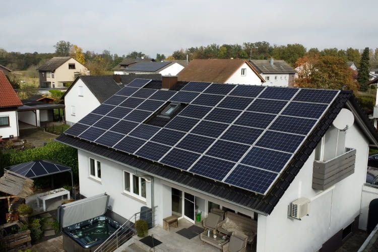 Eine montierte PV-Anlage im Betrieb