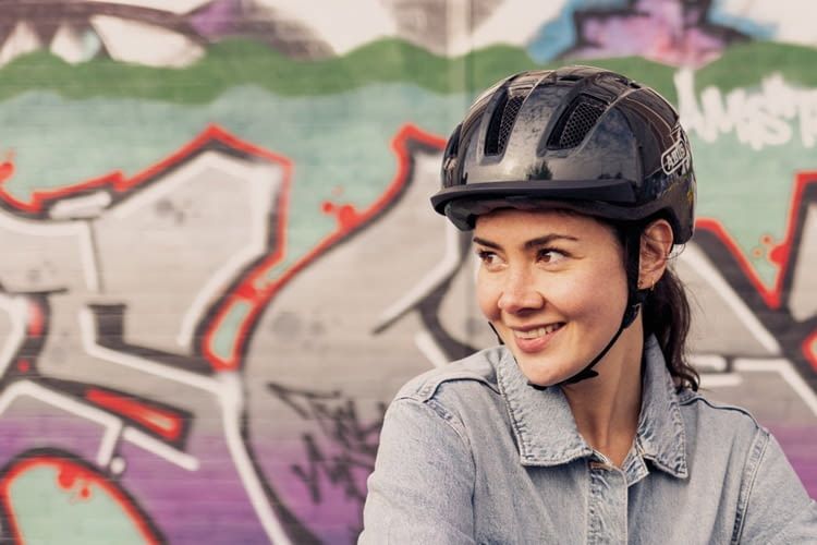 Dieser sportliche Helm eignet sich sowohl für Frauen als auch Männer