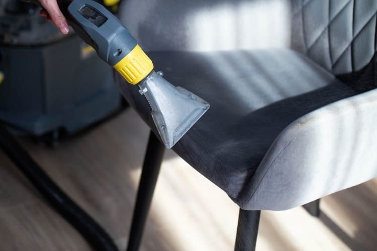 So reinigt man Polstermöbel im Smart Home