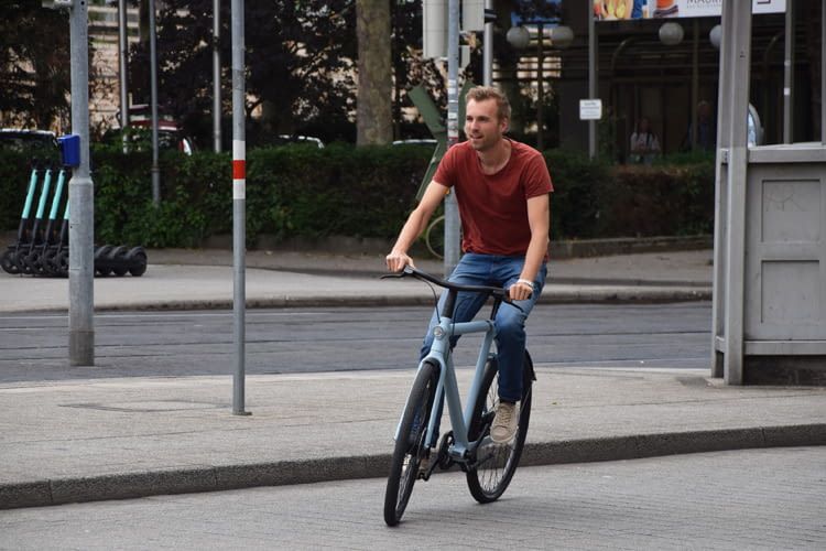 home&smart Geschäftsführer David Wulf bei seiner Probefahrt mit dem VanMoof S3 E-Bike
