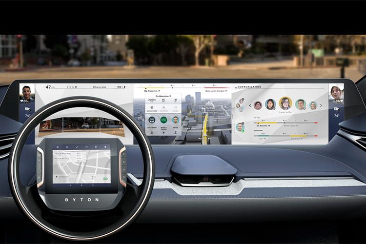 Das XXL-Display des BYTON Elektro-SUVs hält alle wichtigen Informationen für den Fahrer bereit