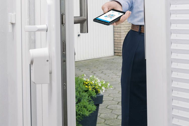Mit dem eqiva Türschlossantrieb können Bewohner ihre Tür einfach per App ver- und entriegeln