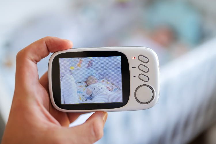 Aus der Ferne geben Babyphones mit Kamera Eltern mehr Sicherheit über das Wohlergehen ihrer Kleinsten.